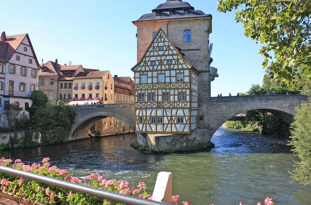 Das historische Brückenrathaus ist das Wahrzeichen Bambergs Bamberg und seine - фото 8