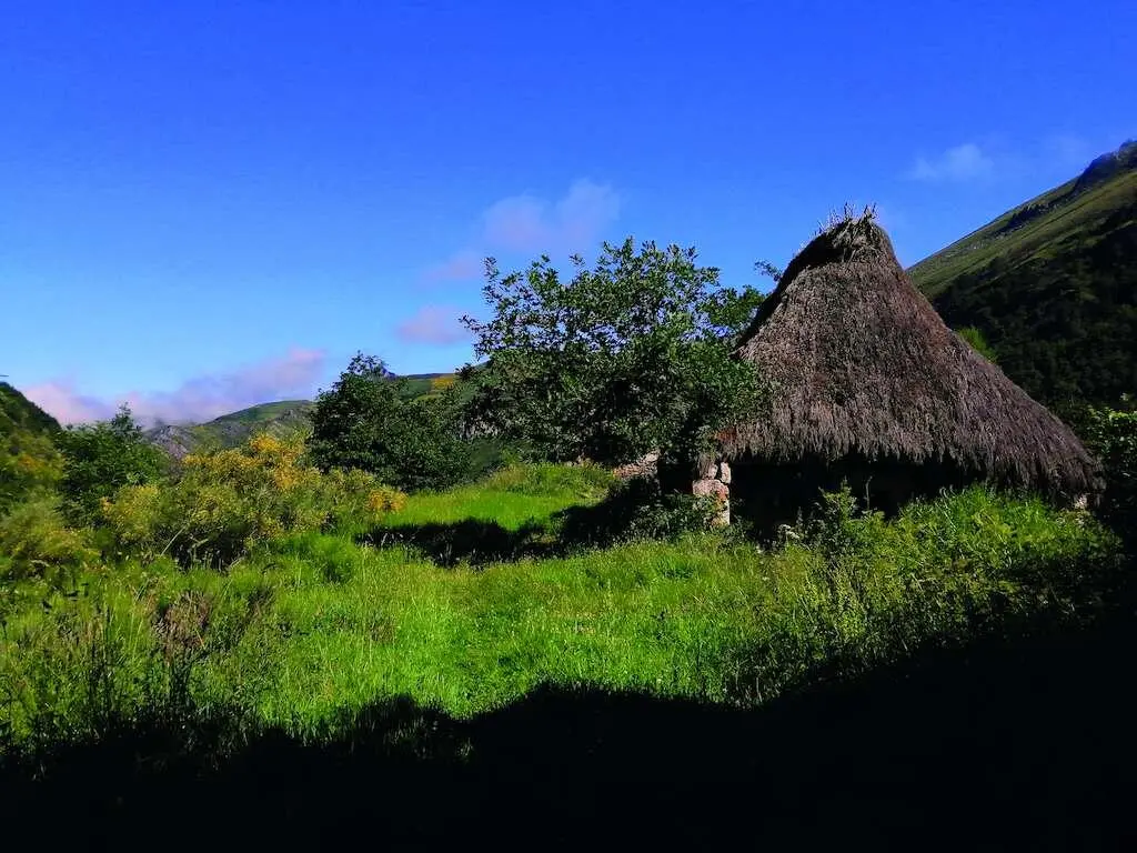 Teitos en el camino a la braña de la Campa RAQUEL DE LA INSUA Se cree que - фото 66