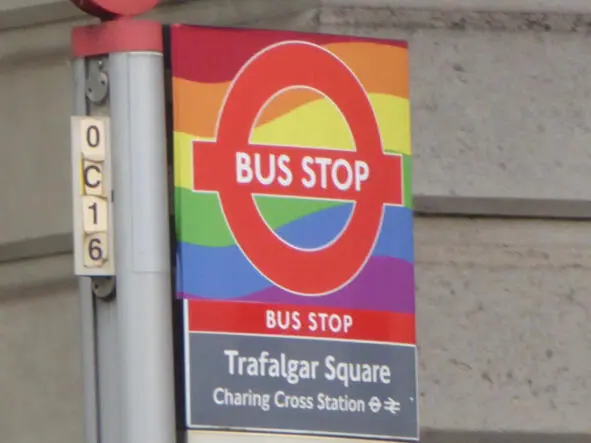 Знак автобусной остановки в цветах LGBT Лондон 2020 г Все могут короли - фото 6