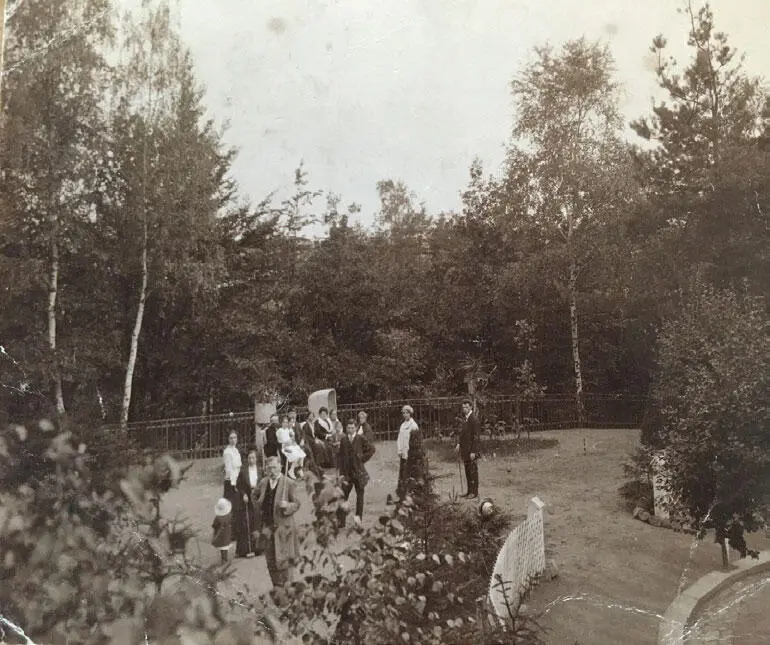 Город Дрезден 1913 год Моя бабушка третья слева стоит с крокетным молотком - фото 11