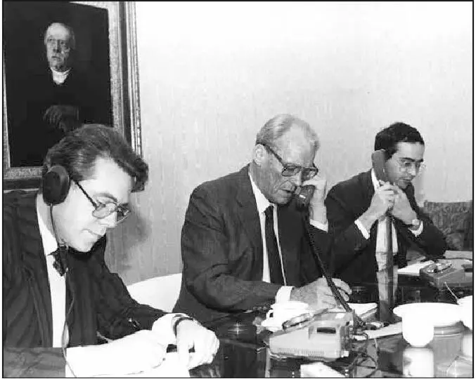 Willy Brandt in der ExpressParlamentsredaktion Rechts mein damaliger - фото 3