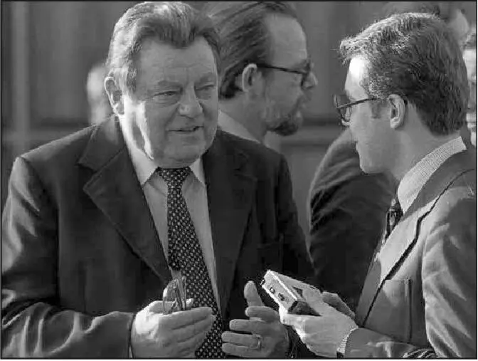 Franz Josef Strauß in Bonn auf der Straße zum Interview eingefangen Um 1600 - фото 13