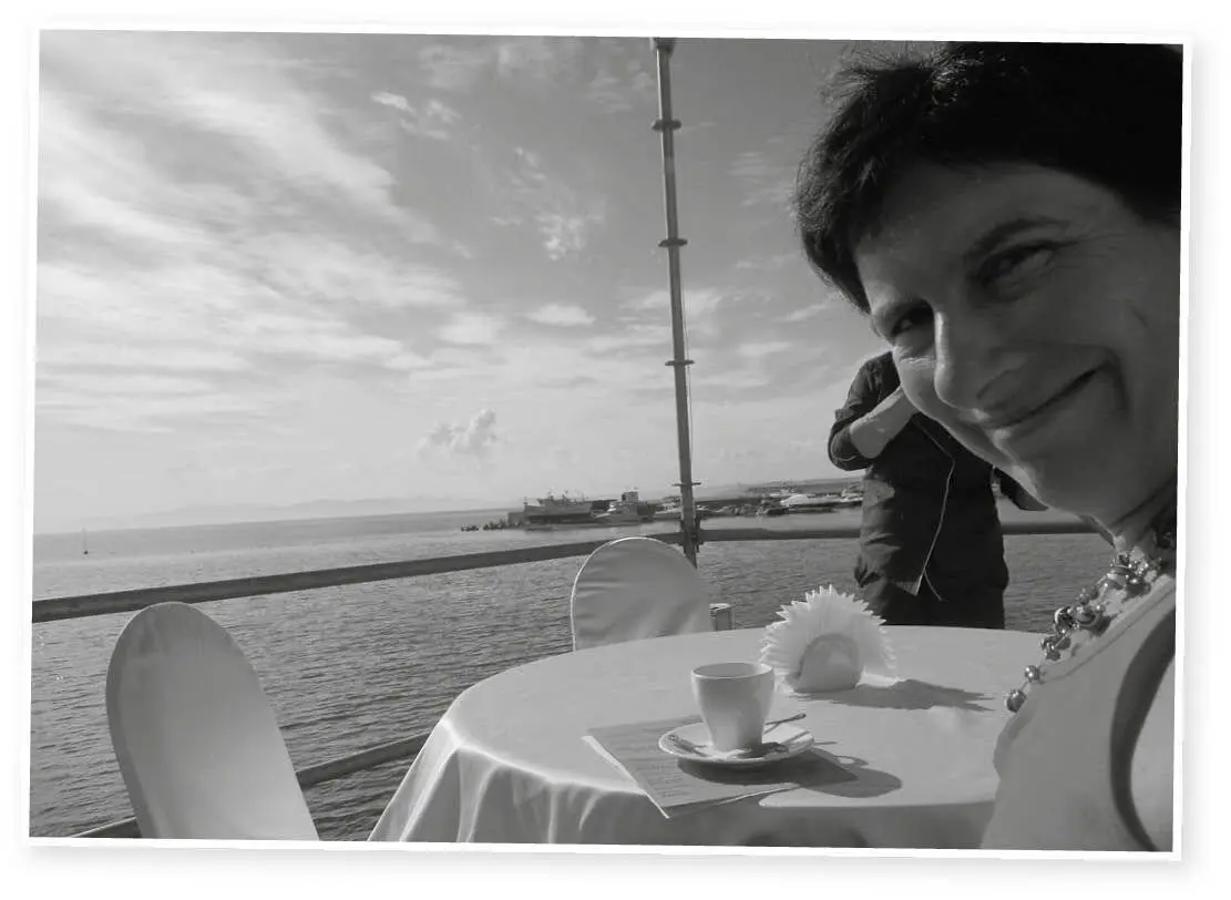 Capuccino am Meer Die Putzfrau macht im Hintergrund ein Päuschen bevor sie - фото 19