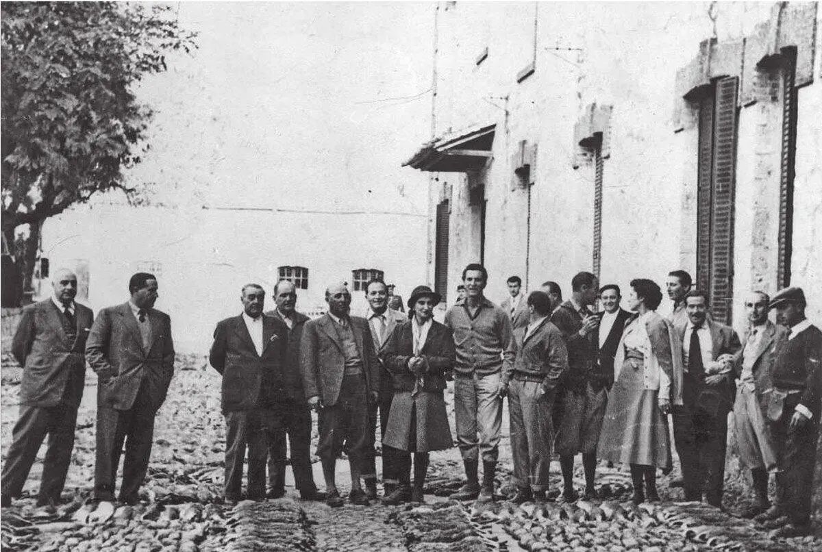 Los cazadores frente a sus piezas en la finca de Calderón en 1954 En el centro - фото 5