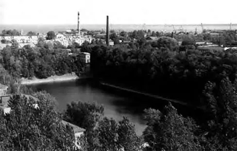 Доковый бассейн Фотография сделана с галереи Кронштадтского Морского собора в - фото 11