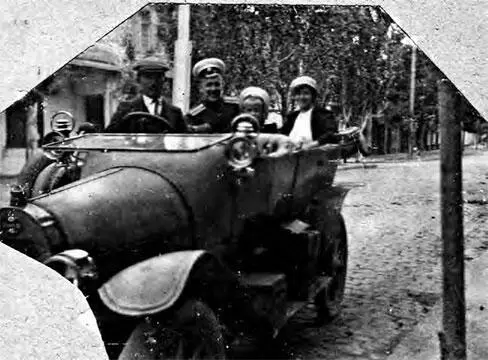 Семья Озеровых в автомобиле Феодосия 1915 г И вот автомобиль медленно пополз - фото 29