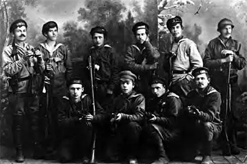 Революционные матросы Кронштадта 1917 г Дворники к этому времени уже - фото 34