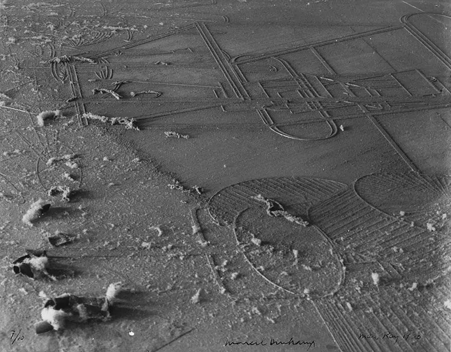 Figure 71 Man Ray Dust Breeding Duchamps Large Glass with Dust Motes - фото 8