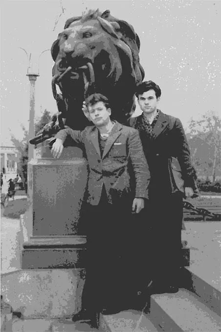 Николай и Тодор пред лъва в центъра на Русе 1955 г Тих и скромен като мен - фото 3