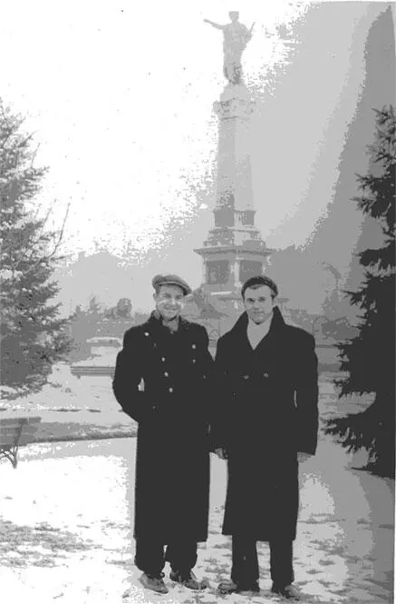 Георги Костадинов с шинел и Тодор с балтон в центъра на Русе Декември 1955 г - фото 6