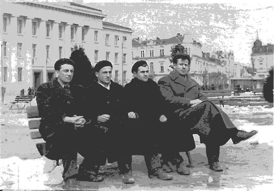 От ляво надясно Иван Куклин Алекси Тодор и Николай Костадинов пред сградата - фото 7