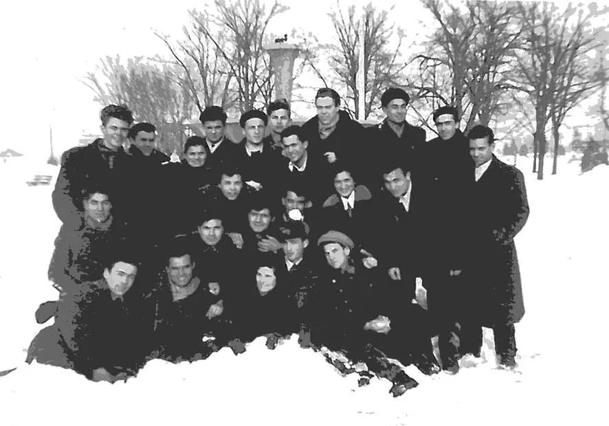 Зимна разходка Март 1956 г При пеенето на тези думи лицата на колежките - фото 8
