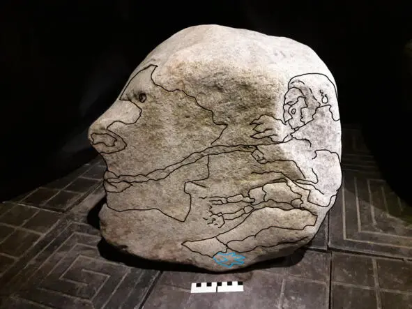 Это камень с известным уже нам сюжетом где пришелец изображён сидящем на шлеме - фото 13