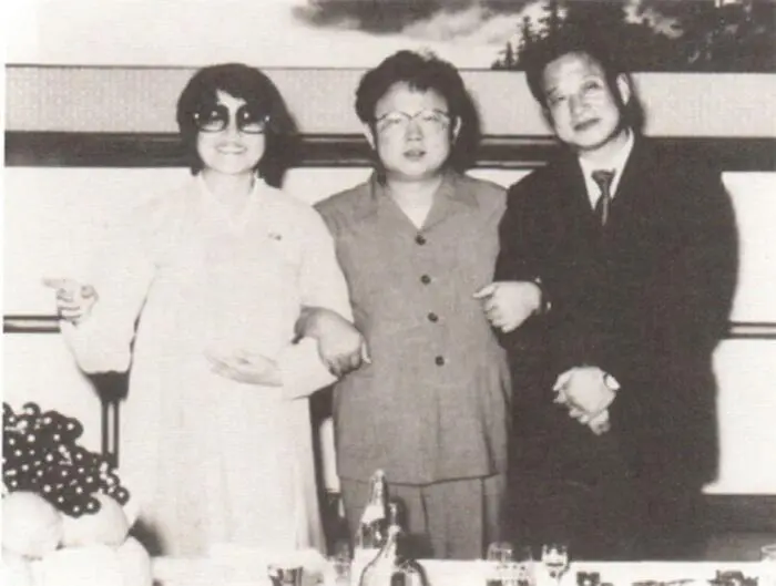 Чхве Ын Хи Ким Чен Ир и Син Сан Ок на вечеринке устроенной Кимом ради - фото 26