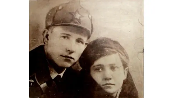 Иван Кабушкин с женой Тамарой Начало 1941 г Фото - фото 1