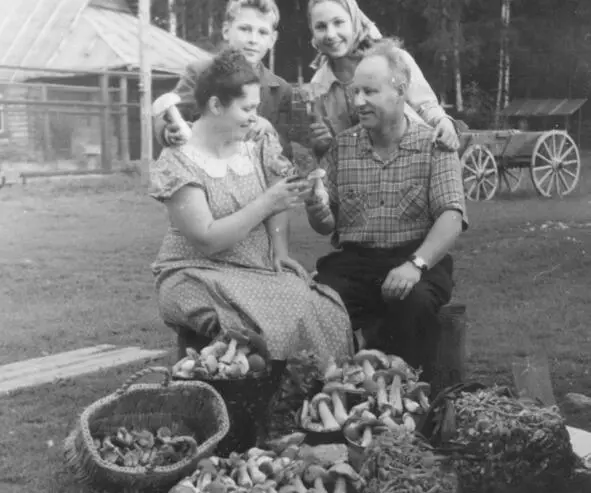 Отец с Мамой и брат с сестрой Очень часто всей семьёй выезжали на рыбалку на - фото 6