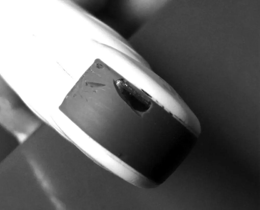 Figure 413 Probe head damage The damage to the surface of this probe was - фото 34