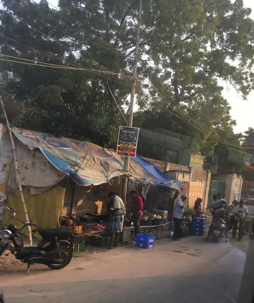 Wochenmarkt bei Sonnenaufgang auf Indisch Je mehr sich der Bus dem Hotel in - фото 17