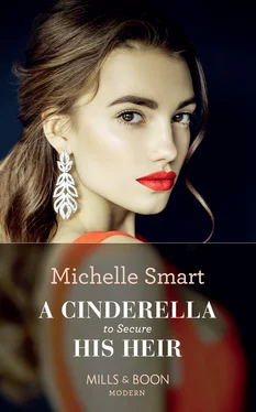 Michelle Smart A Cinderella To Secure His Heir обложка книги