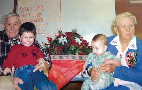 Mildred and Mason Grigsby with two of their greatgrandchildren THE FAMILY - фото 61
