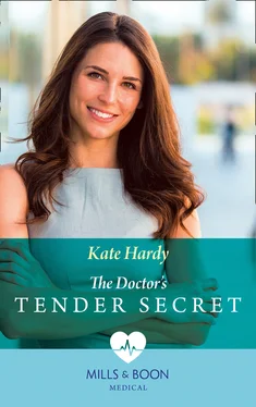 Kate Hardy The Doctor's Tender Secret обложка книги