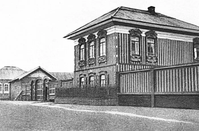 Дом семьи Распутиных в селе Покровское Дочь в воспоминаниях отмечает что отец - фото 9