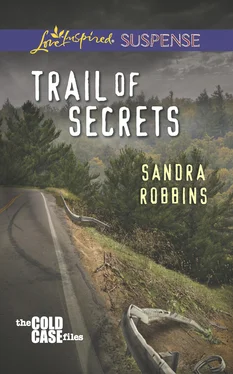 Sandra Robbins Trail of Secrets обложка книги