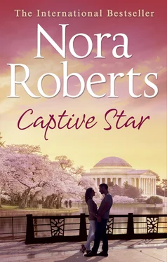 Nora Roberts Captive Star обложка книги