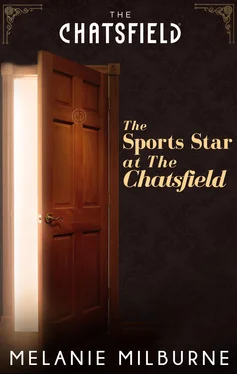 Melanie Milburne The Sports Star at The Chatsfield обложка книги