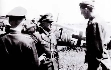 Майор Ханнес Траутлофт командир JG 54 ведет дискуссию с командиром 1 ВФ - фото 100