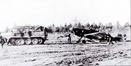 8тонный полугусеничный SdKfz 7 тянет Bf 109F из состава 2JG 54 на аэродроме - фото 197