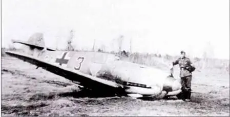 Немецкий солдат позирует на фоне Bf 109F2 Черная 3 из состава 8JG 54 - фото 207