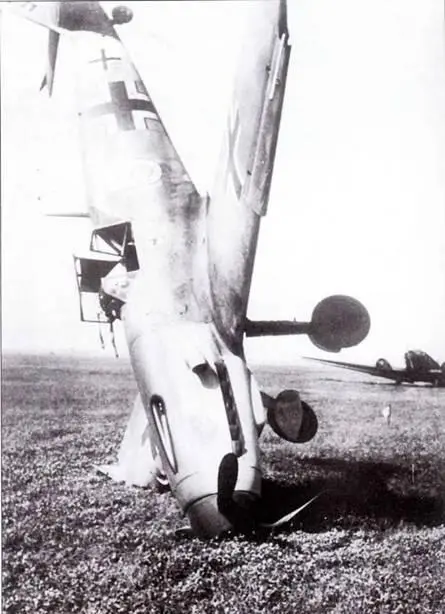Bf 109F2 Коричневая 5 из 12JG 51 после аварийной посадки на одном из - фото 26