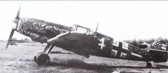 Bf 109F2 Желтая 4 внизу сфотографирован на аэродроме Себесая 12 июля 1941 - фото 30