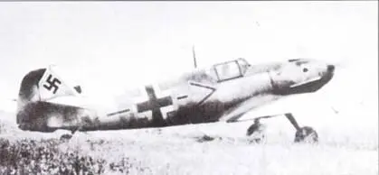 Лейтенант Франц Шиесс из JG 53 рулит на своем истребителе на одном из советских - фото 55