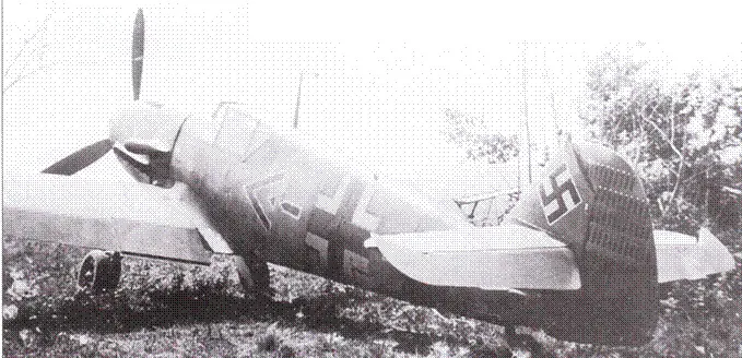 Внизу 15 июля этот Bf109F2 WNr 8326 принадлежавший Мальнзаху был поврежден - фото 60