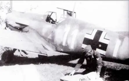 На этих фотографиях запечатлены два разных Bf 109F2 но все Белая 11 на - фото 98