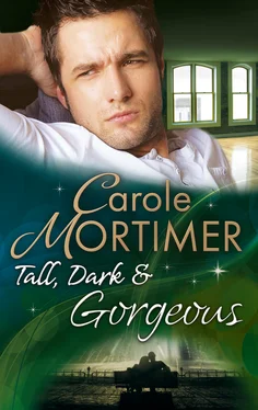 Carole Mortimer Tall, Dark & Gorgeous обложка книги