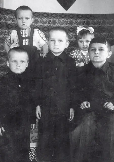 А вот и мы все пятеро Богатая добыча Отец кстати приезжал ко мне в 1975 - фото 17