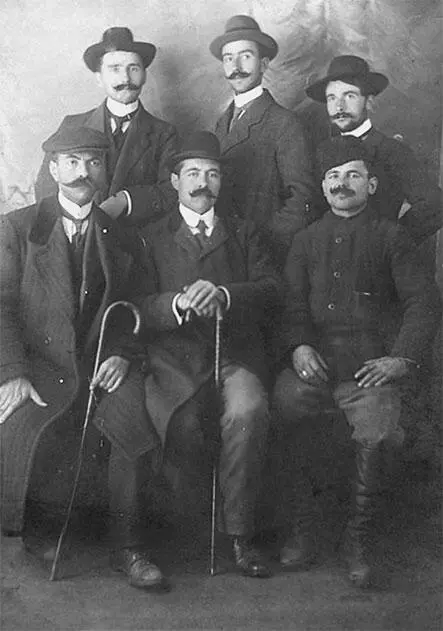 Христо Матов с соратниками 1913 г Мы не знаем участвовал ли отец Ванги в - фото 2