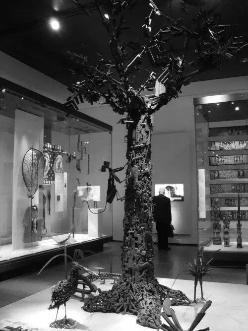 FIGURE 02The Sainsbury Africa Gallery at the British Museum showing the Tree - фото 4