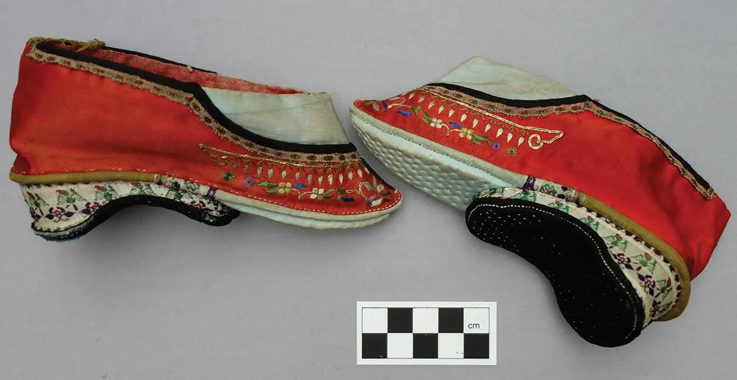 Figure 73 Pair of bridal lotus shoes Zhejiang and Jiangsu style early - фото 4
