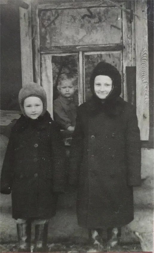 Мои братики Саша и Слава а я в окошке Зима 1956 года Более тесные отношения у - фото 6