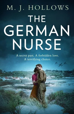 M.J. Hollows The German Nurse обложка книги
