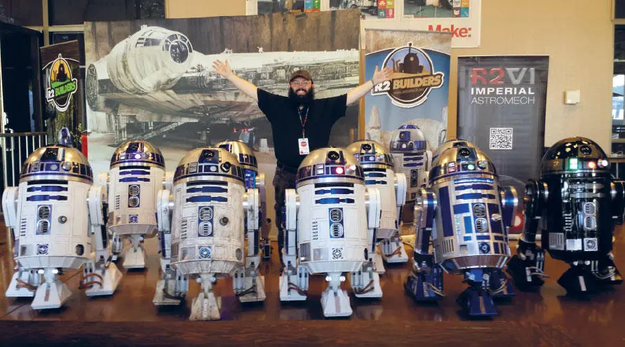Строитель R2 Крис Джеймс и армия астромехов Все построенные фанатами дроиды - фото 27