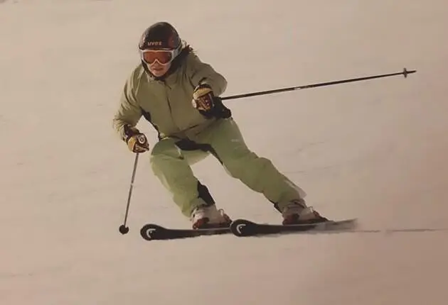 Вот у этого лыжника основная ошибка в том что постановка лыжи на кант - фото 2