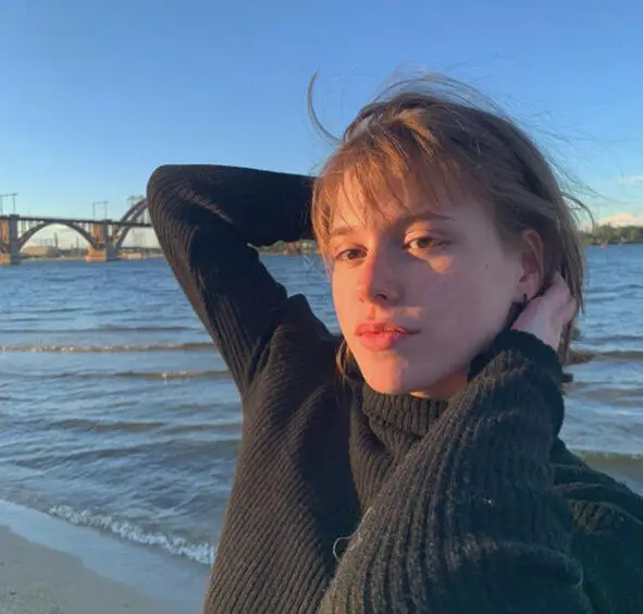 Грустной девочке Ты опять на Монастырском Только грустные глаза Волны тихо а - фото 6