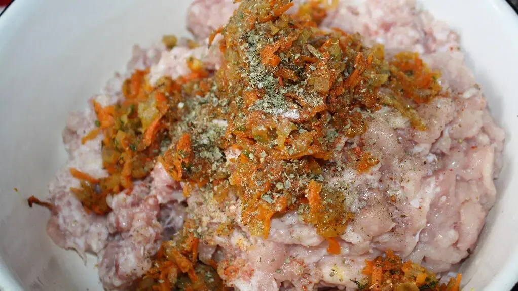 Курицу разрезать на крупные куски сложить в кастрюлю Из лимона выжать сок - фото 51