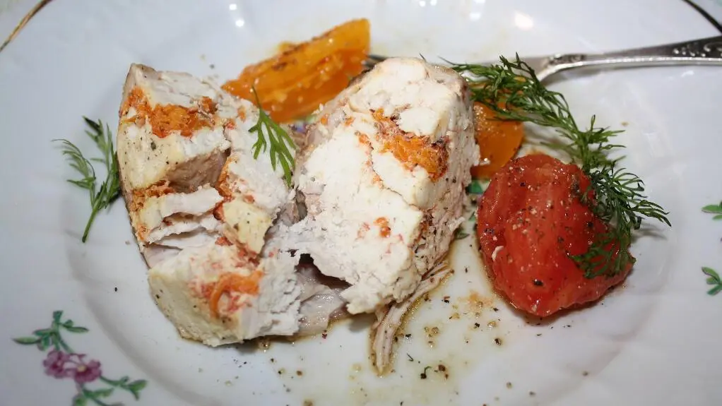 Мясо сложить пополам завернуть в кожу концы скрепить деревянными шпажками - фото 67