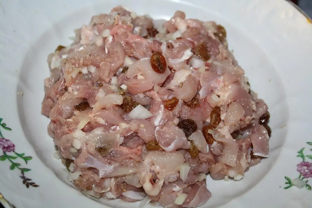 Кожу с окорочков начинить приготовленным мясом разрезы сколоть зубочистками - фото 69